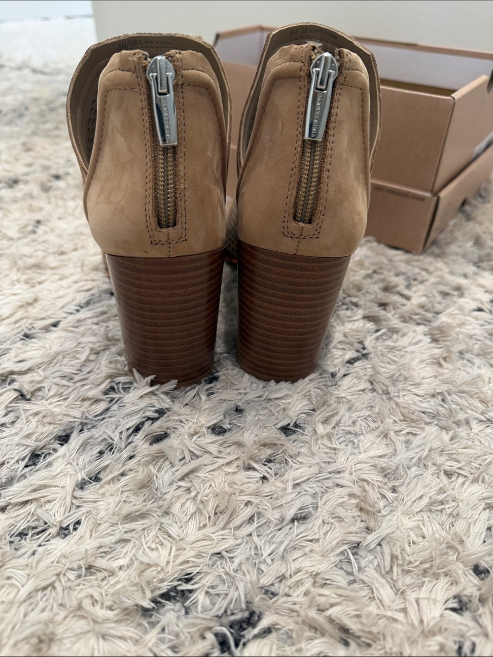 Vincent Camuto Womens Tan Perforated Peep-Toe Booties NWT - Picture 3 of 6